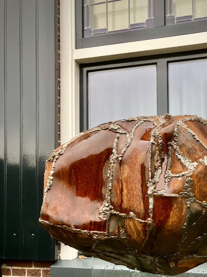 De zwevende metalen steen.
Te koop 